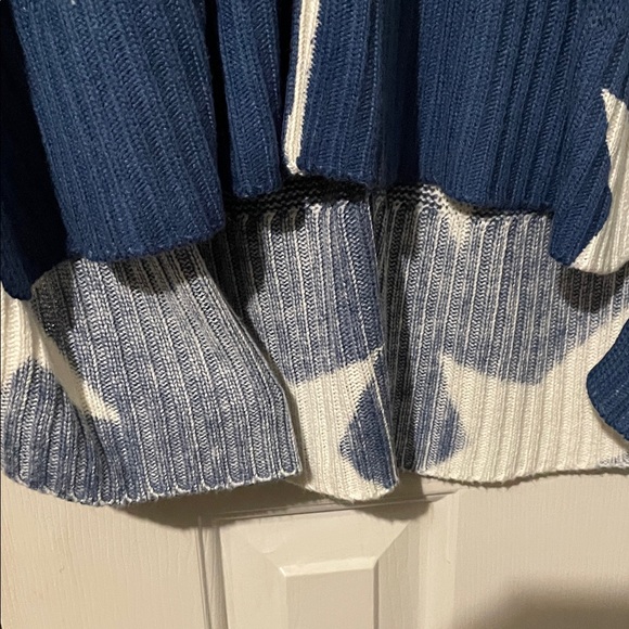 Elan Blue and White Star V-Neck HiLo Sweater - Picture 4 of 8